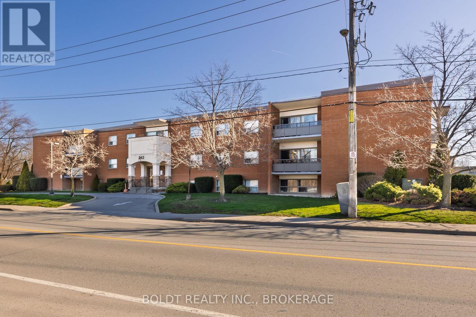 201 - 242 Oakdale Avenue, St. Catharines, Ontario  L2P 3K5 - Photo 2 - X12172207