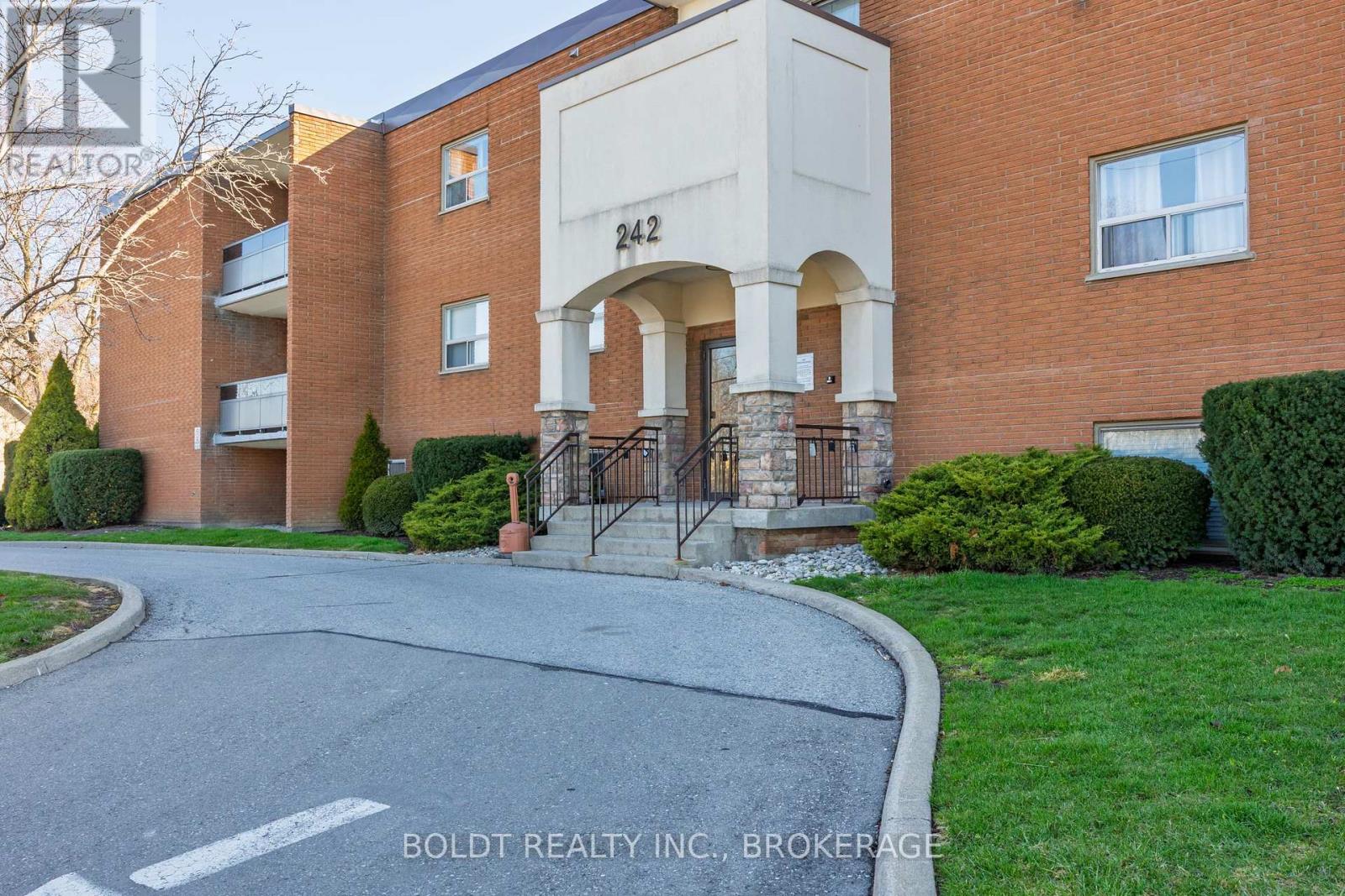 201 - 242 Oakdale Avenue, St. Catharines, Ontario  L2P 3K5 - Photo 3 - X12172207