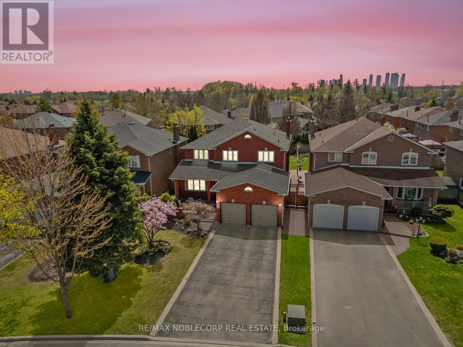 19 Castlehill Road, Vaughan, Ontario  L6A 1N8 - Photo 4 - N12166019
