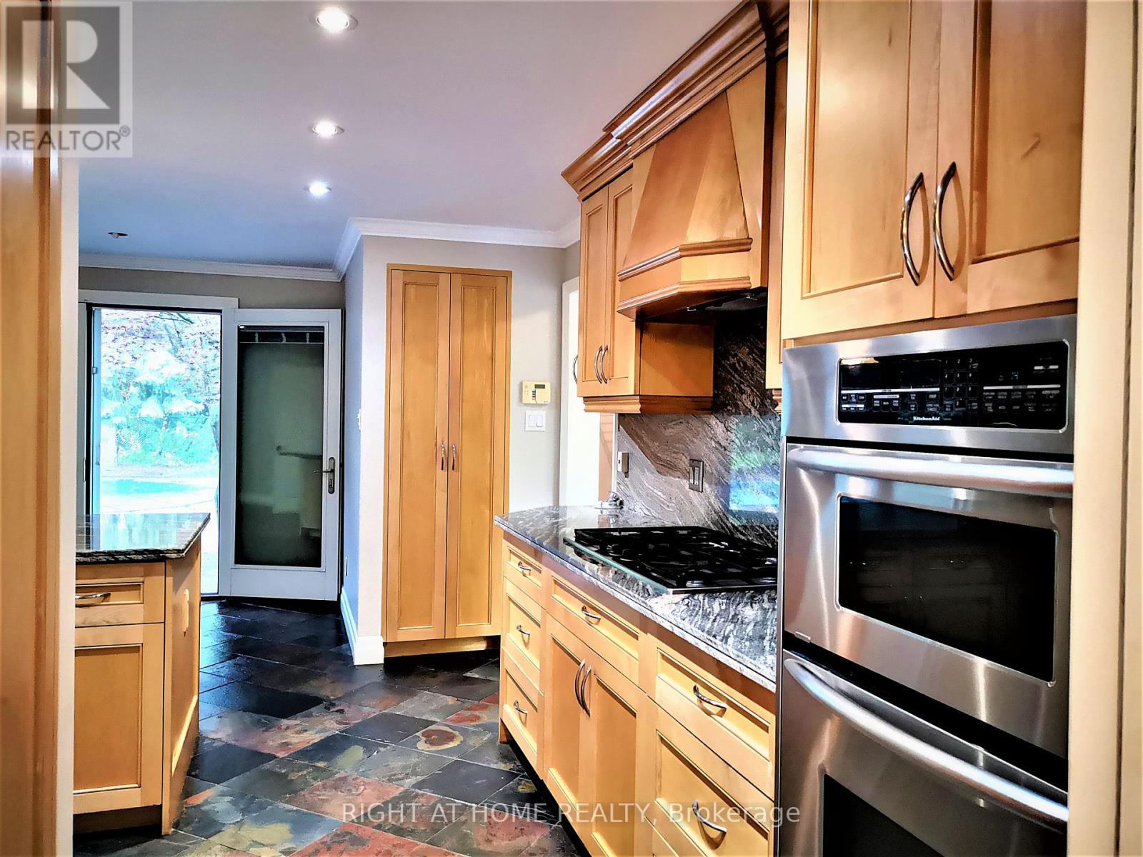 273 Gatestone Avenue, Oakville, Ontario  L6J 2G2 - Photo 14 - W12172225