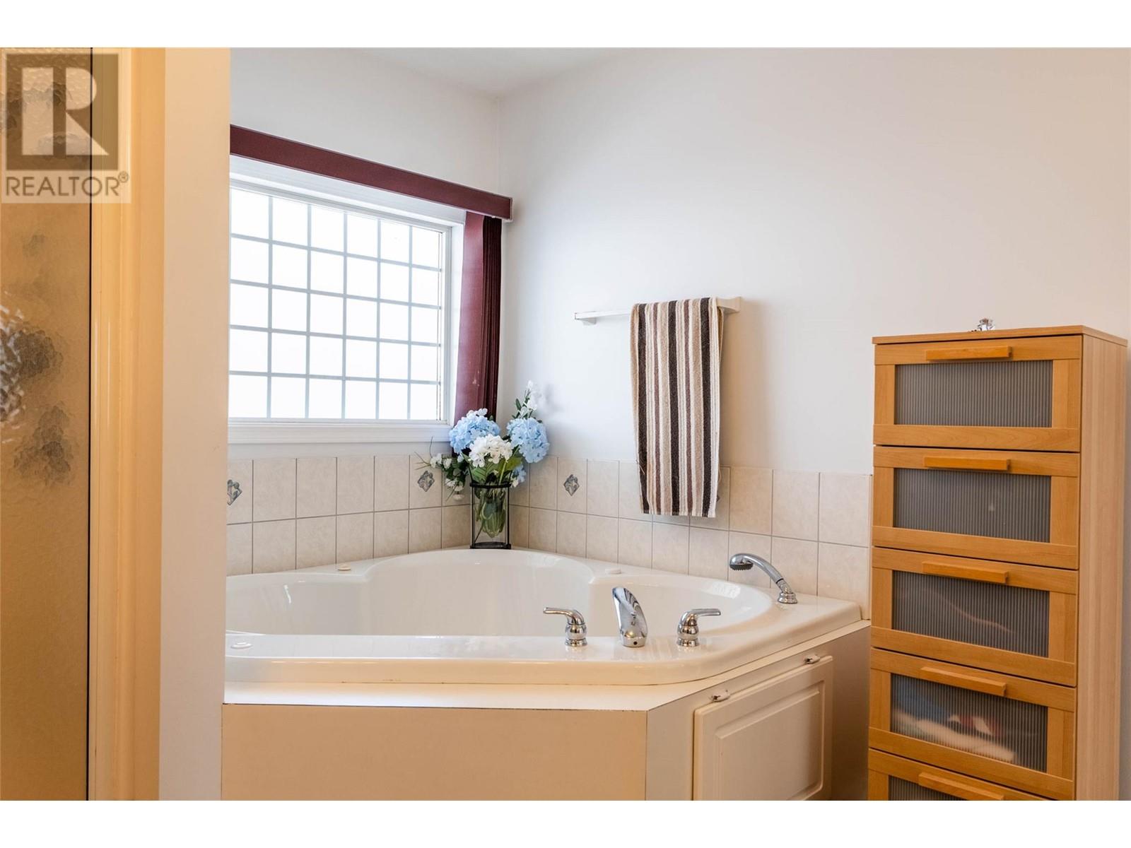 705 8th Avenue, Montrose, British Columbia  V0G 1P0 - Photo 20 - 10336413
