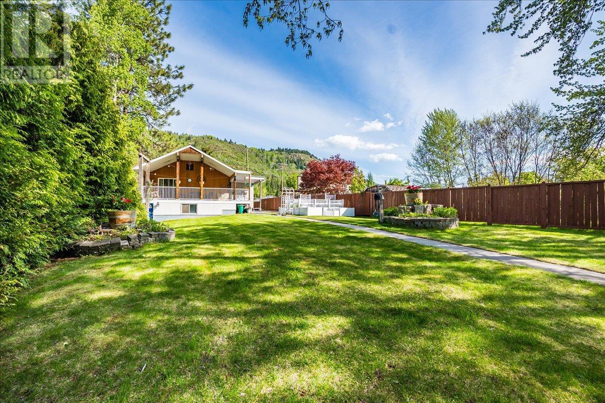 705 8th Avenue, Montrose, British Columbia  V0G 1P0 - Photo 4 - 10336413