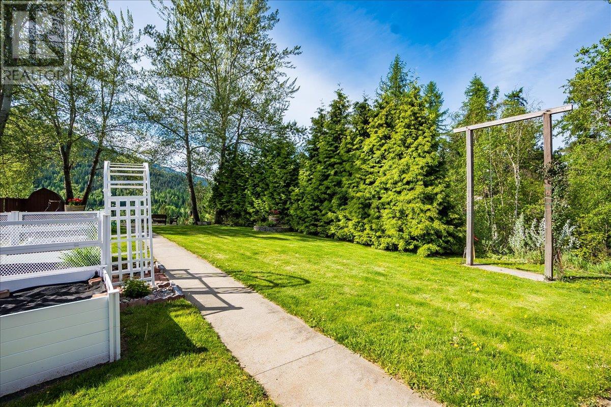 705 8th Avenue, Montrose, British Columbia  V0G 1P0 - Photo 33 - 10336413