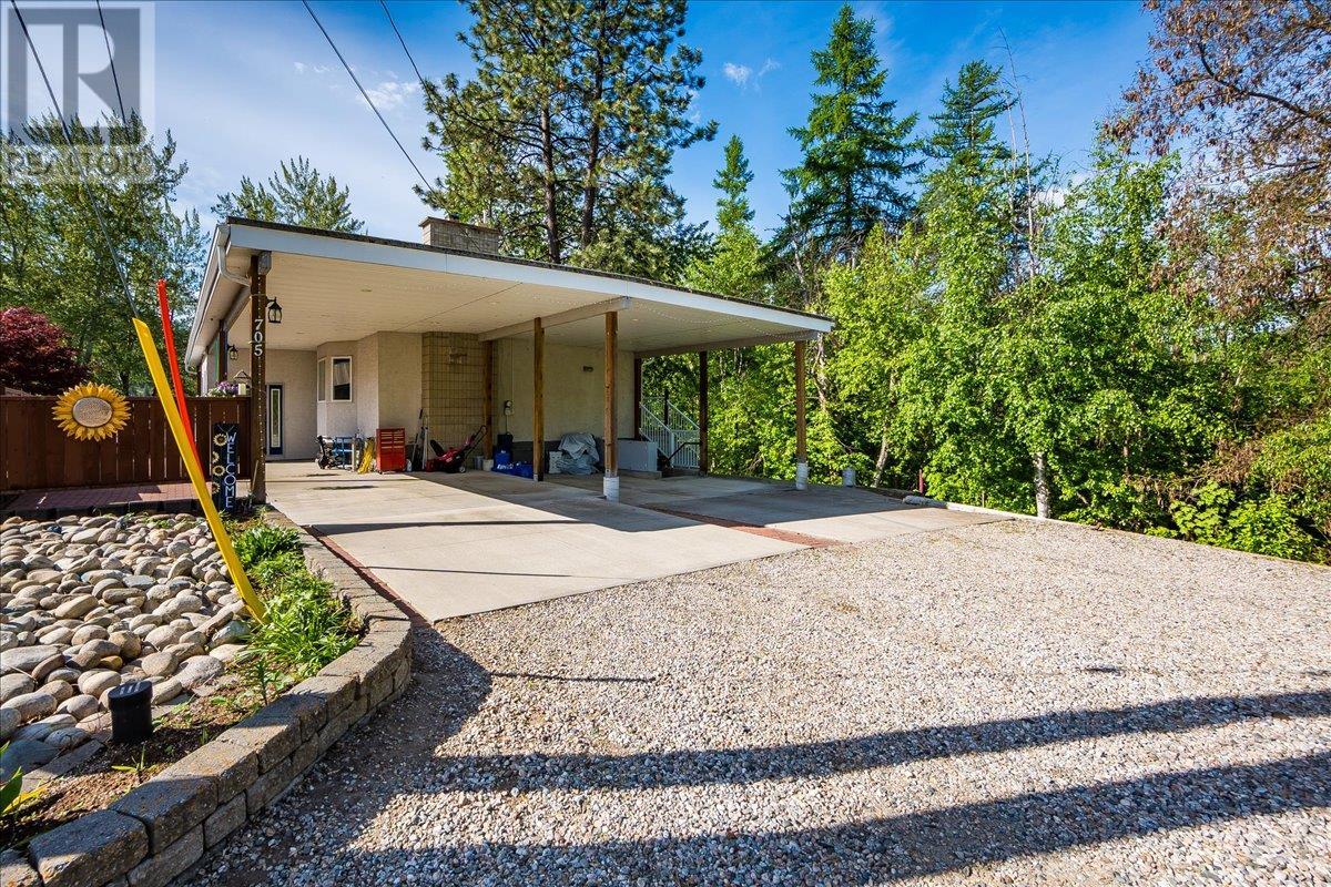 705 8TH Avenue, Montrose, British Columbia