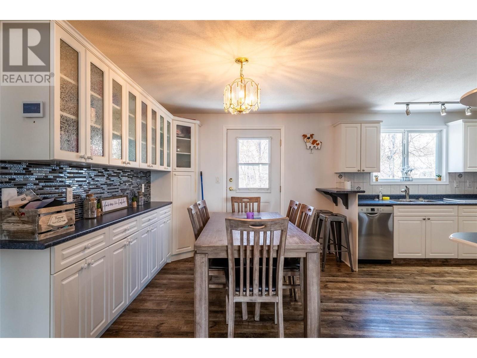 705 8th Avenue, Montrose, British Columbia  V0G 1P0 - Photo 8 - 10336413
