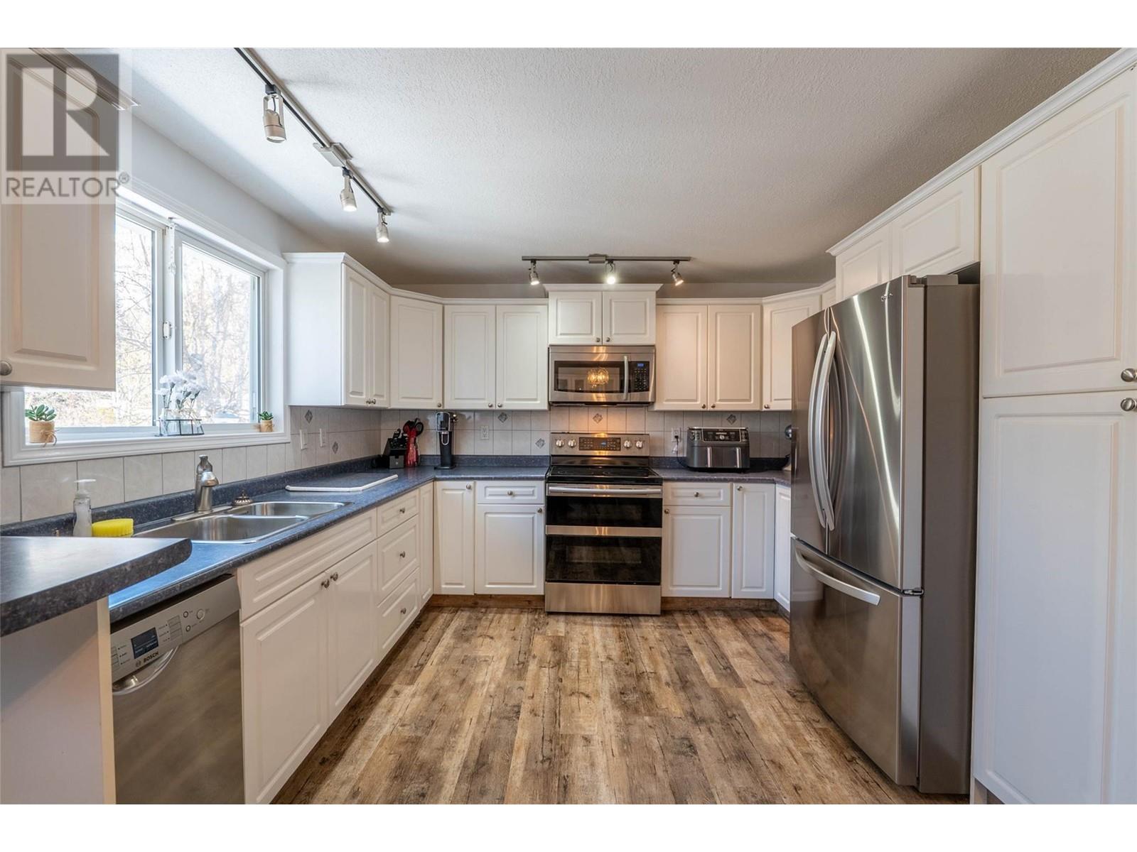 705 8th Avenue, Montrose, British Columbia  V0G 1P0 - Photo 10 - 10336413