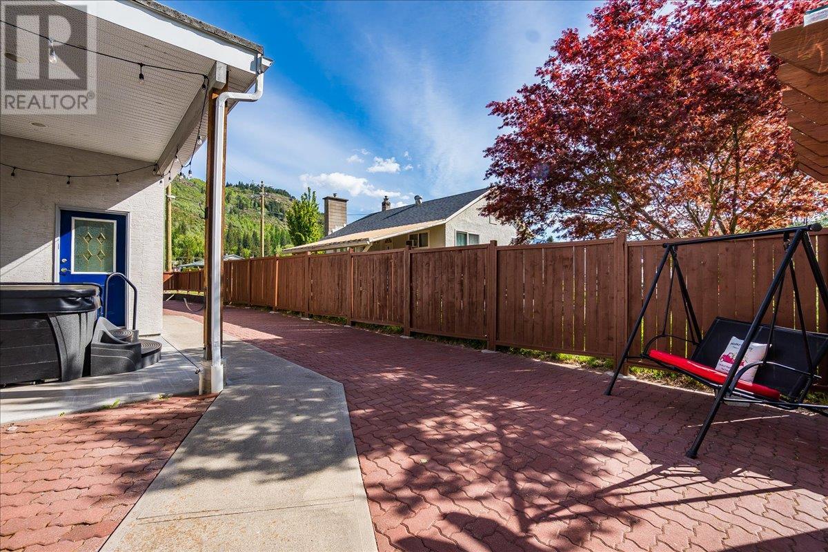 705 8TH Avenue, Montrose, BC V0G1P0