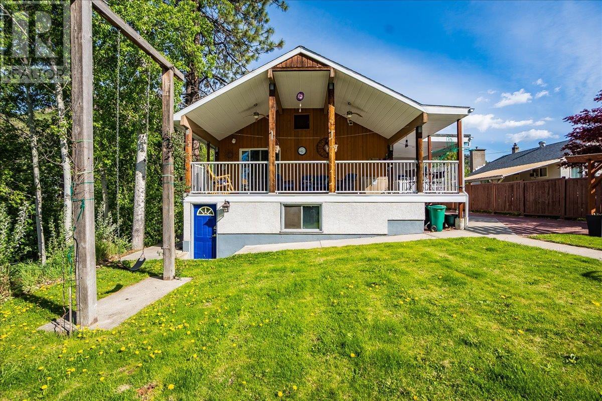 705 8th Avenue, Montrose, British Columbia  V0G 1P0 - Photo 3 - 10336413