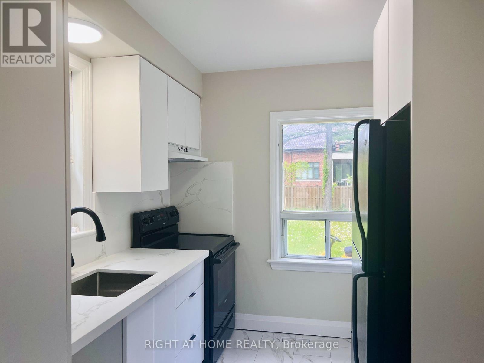 49 Glenborough Park Crescent, Toronto, Ontario  M2R 2G4 - Photo 3 - C12172259