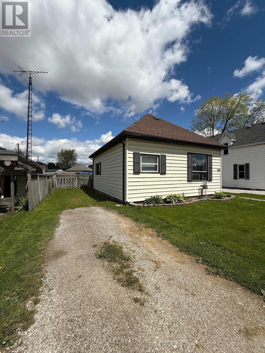 120 Blake Street, Chatham-Kent (Wallaceburg), Ontario  N8A 2S4 - Photo 2 - X12172304