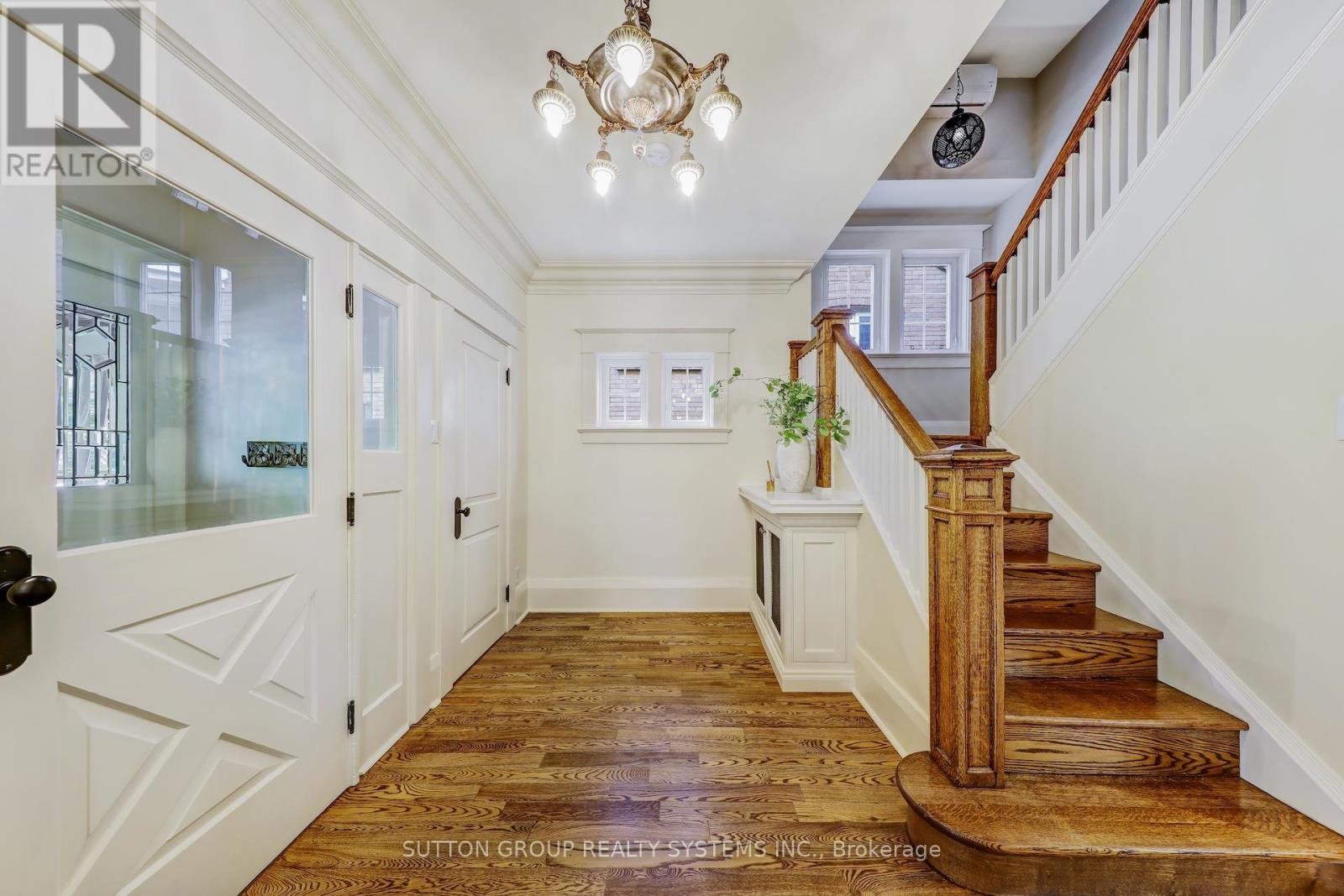 218 Glendonwynne Road, Toronto, Ontario  M6P 3G3 - Photo 5 - W12172317