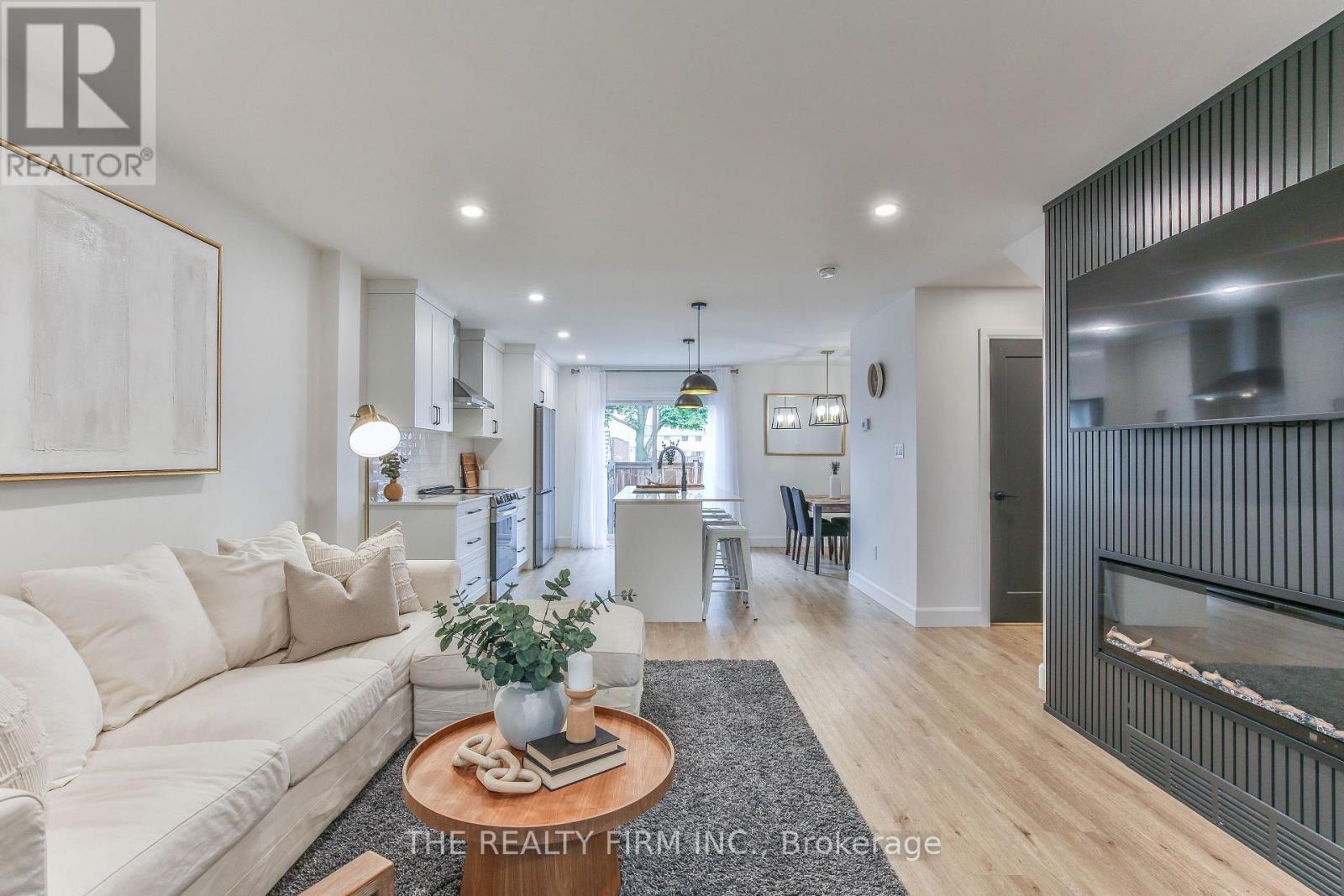 Photo 11 of 49 for 52 - 51 Sholto Drive