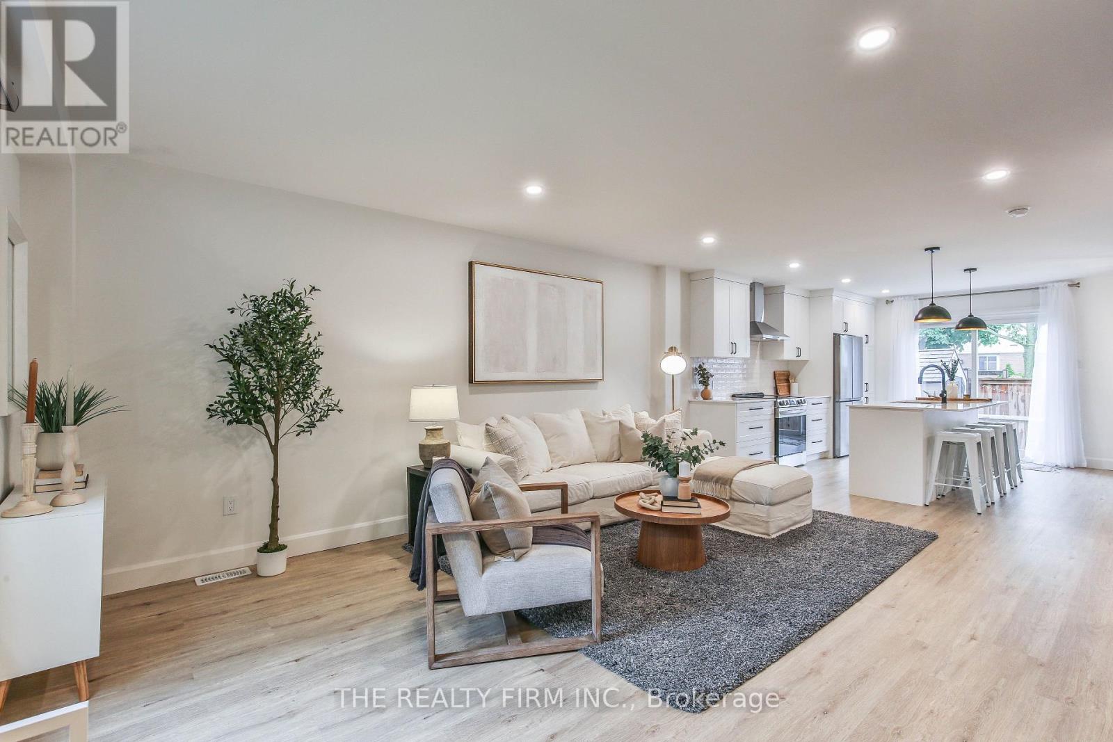 Photo 12 of 49 for 52 - 51 Sholto Drive