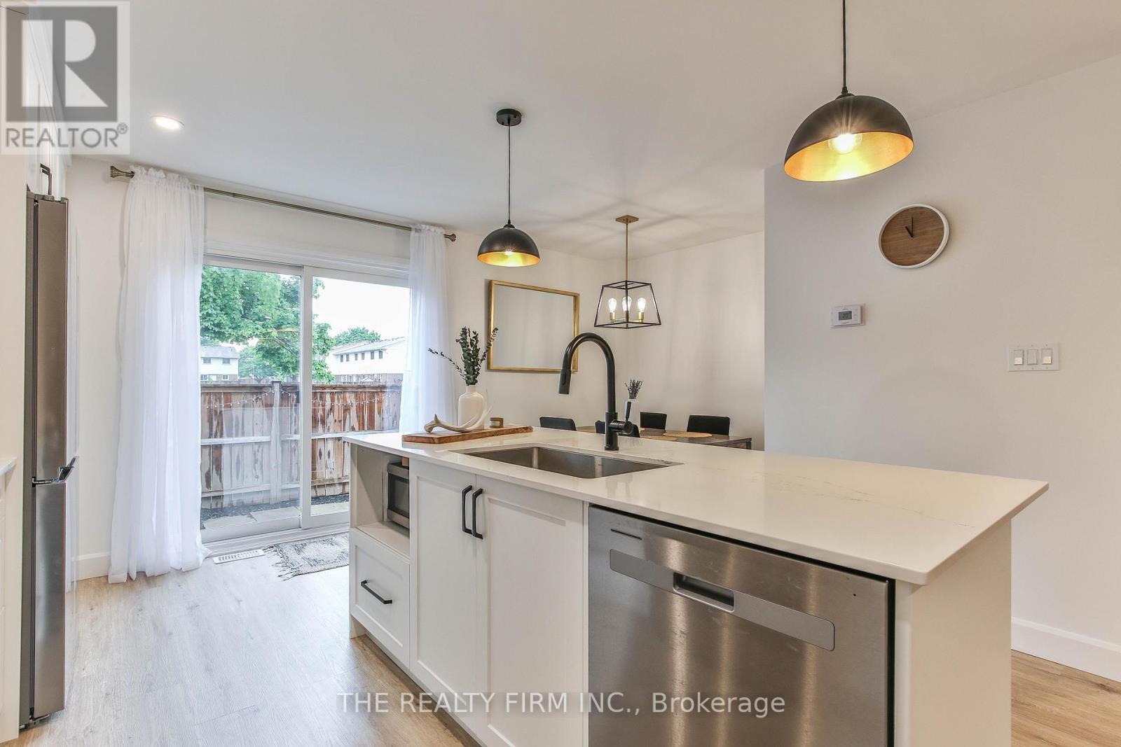 Photo 18 of 49 for 52 - 51 Sholto Drive