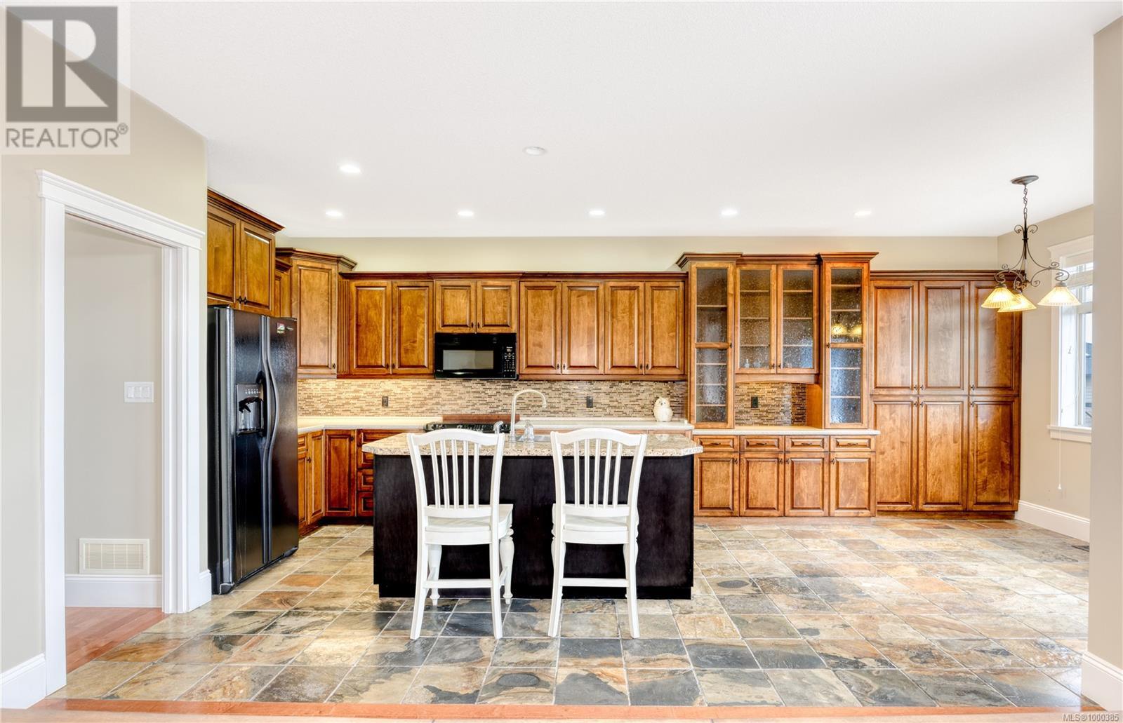 Property at 6649 Kestrel Cres image 4