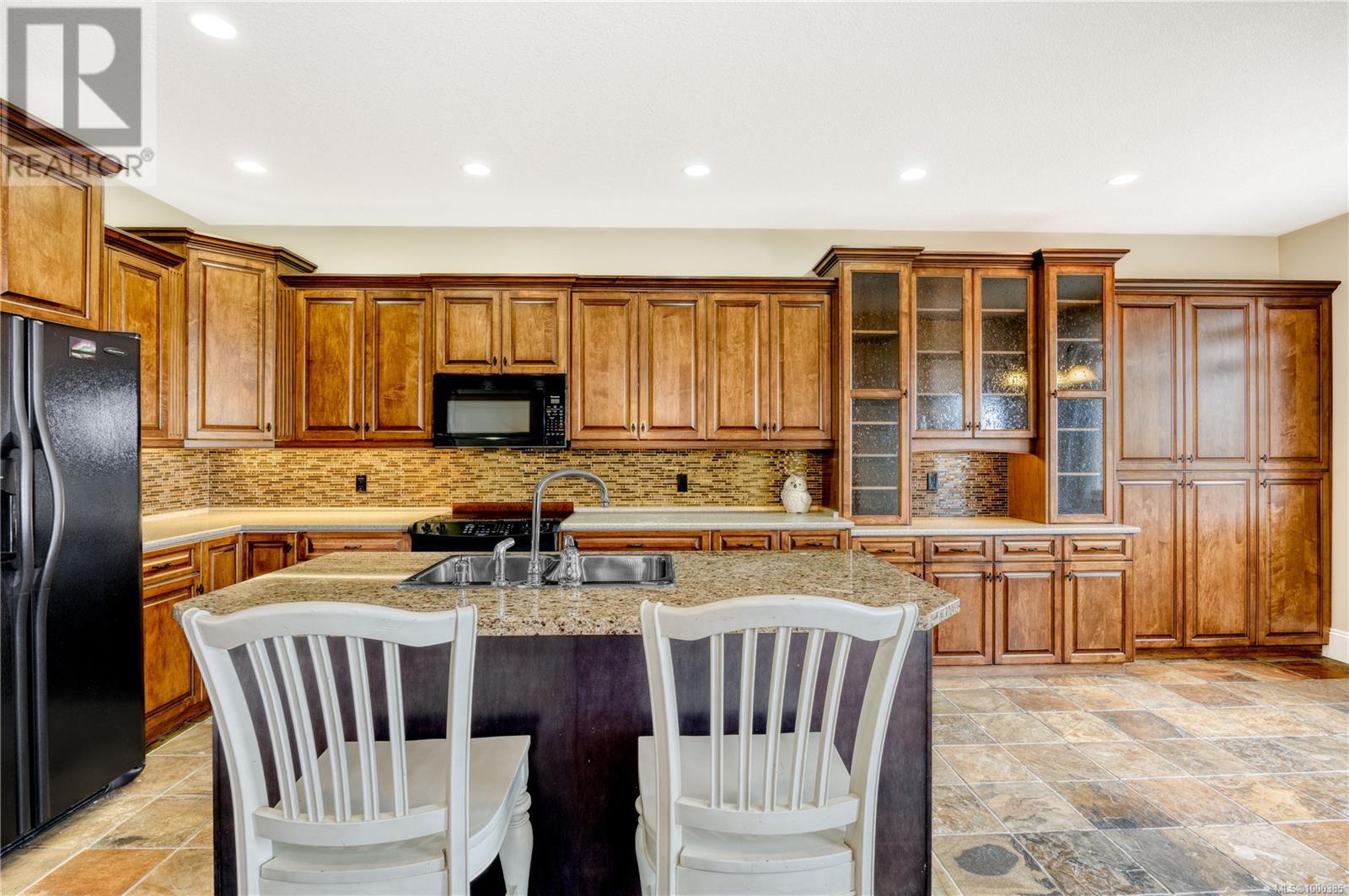 Property at 6649 Kestrel Cres image 3