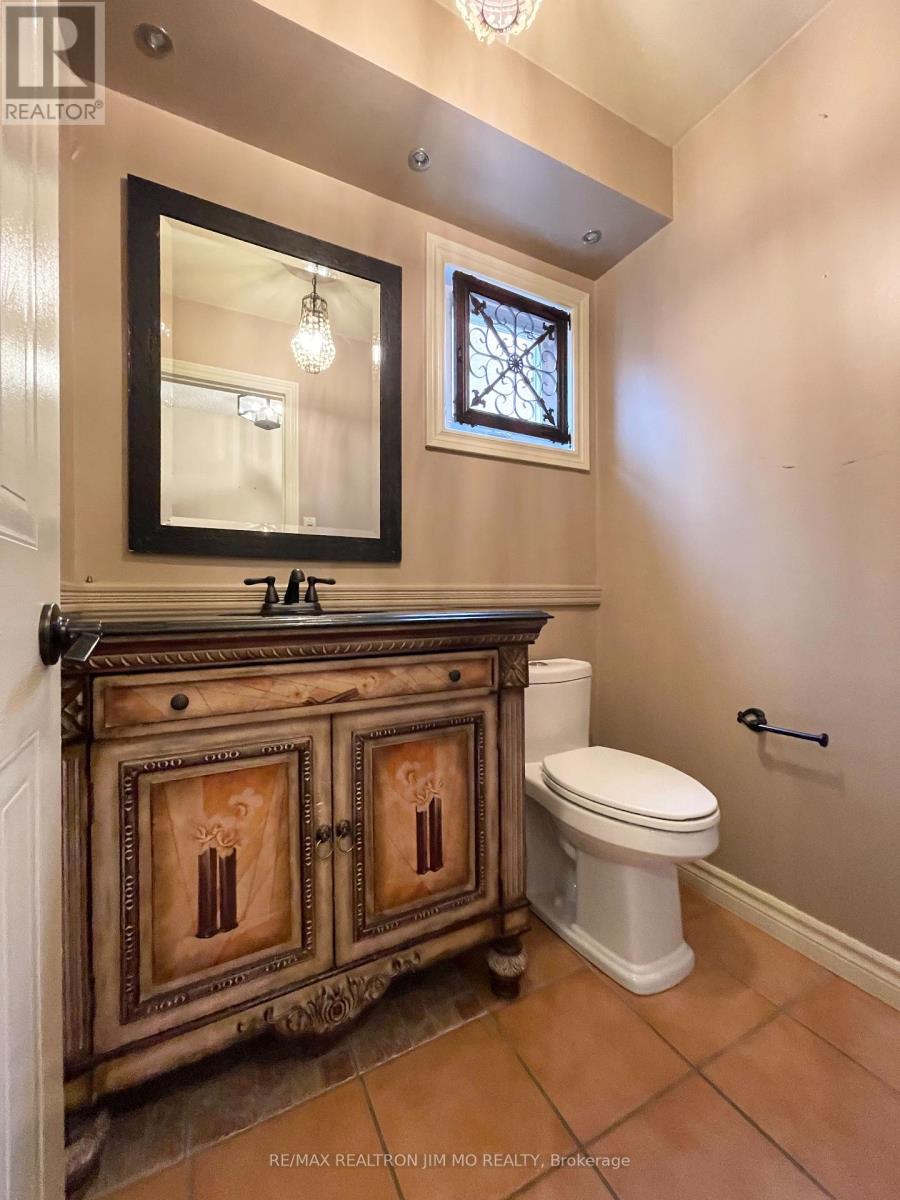 Upper - 5555 Lockengate Court, Mississauga, Ontario  L5R 3M8 - Photo 19 - W12172333