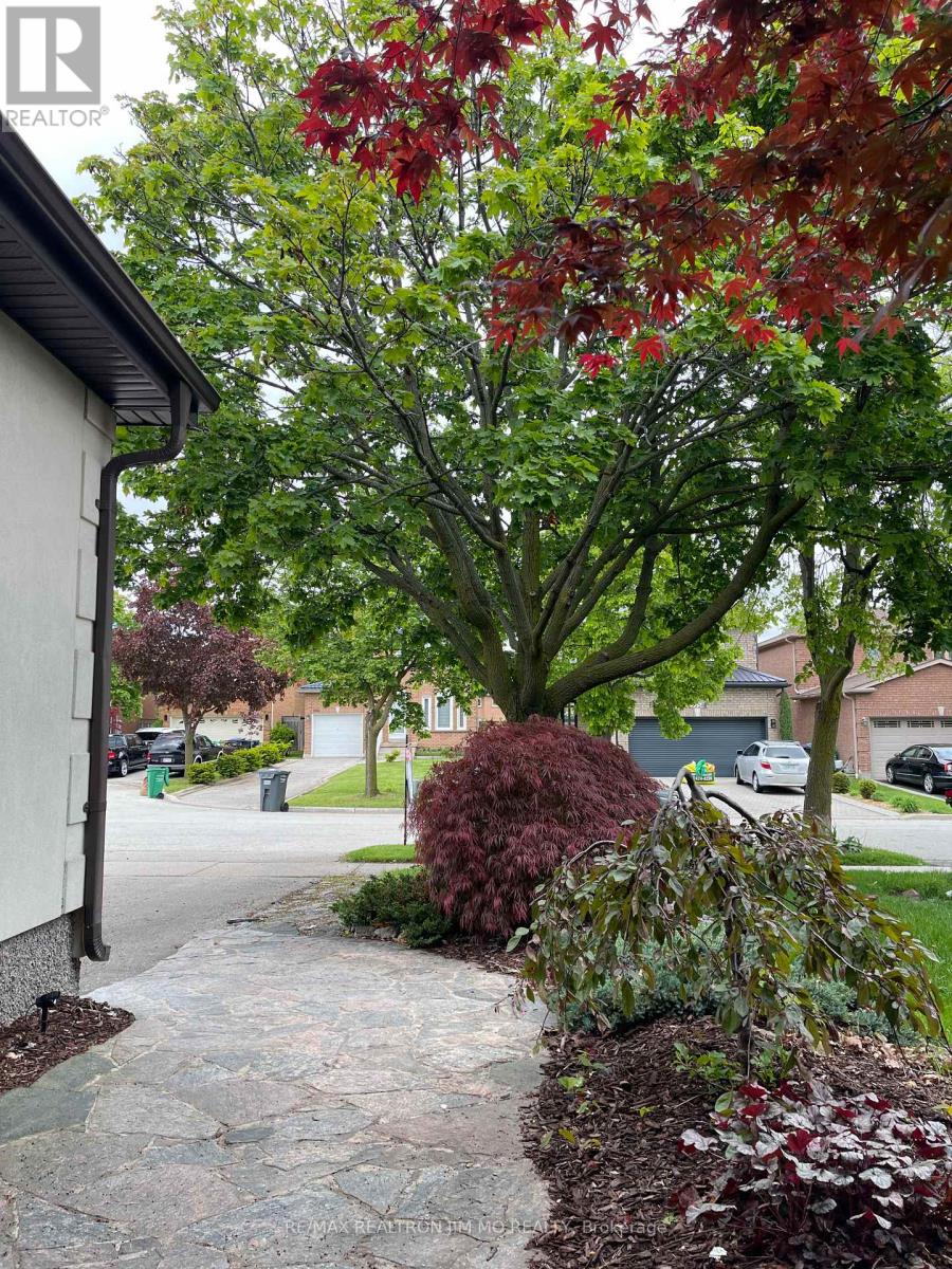 5555 Lockengate Court, Mississauga, Ontario  L5R 3M8 - Photo 4 - W12172333