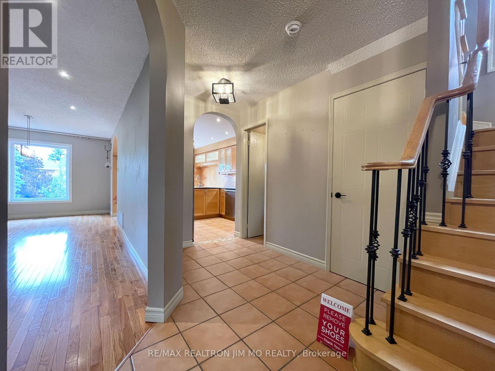 Upper - 5555 Lockengate Court, Mississauga, Ontario  L5R 3M8 - Photo 5 - W12172333