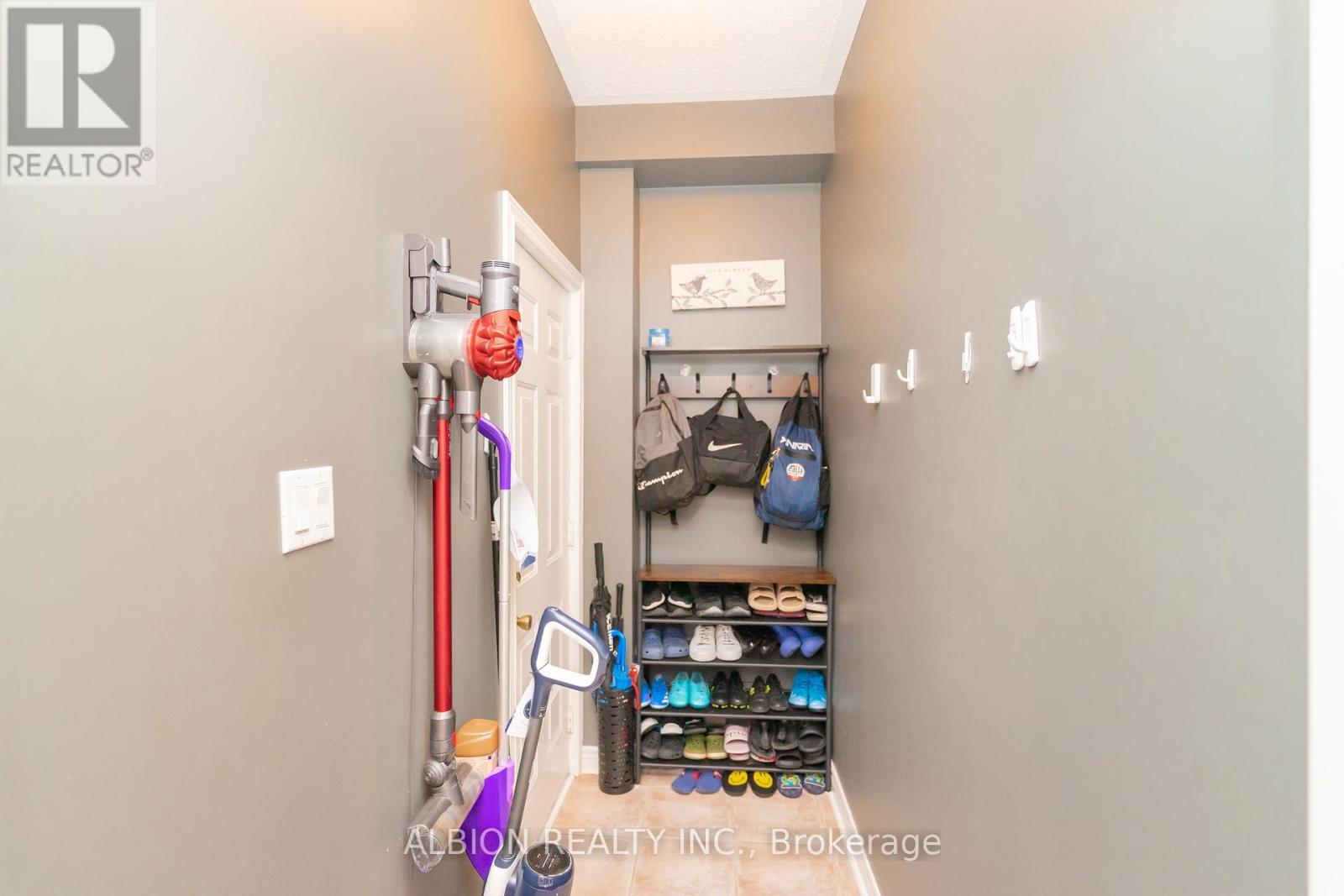40 Emily Carr Crescent, Caledon, Ontario  L7E 2K9 - Photo 16 - W12145331