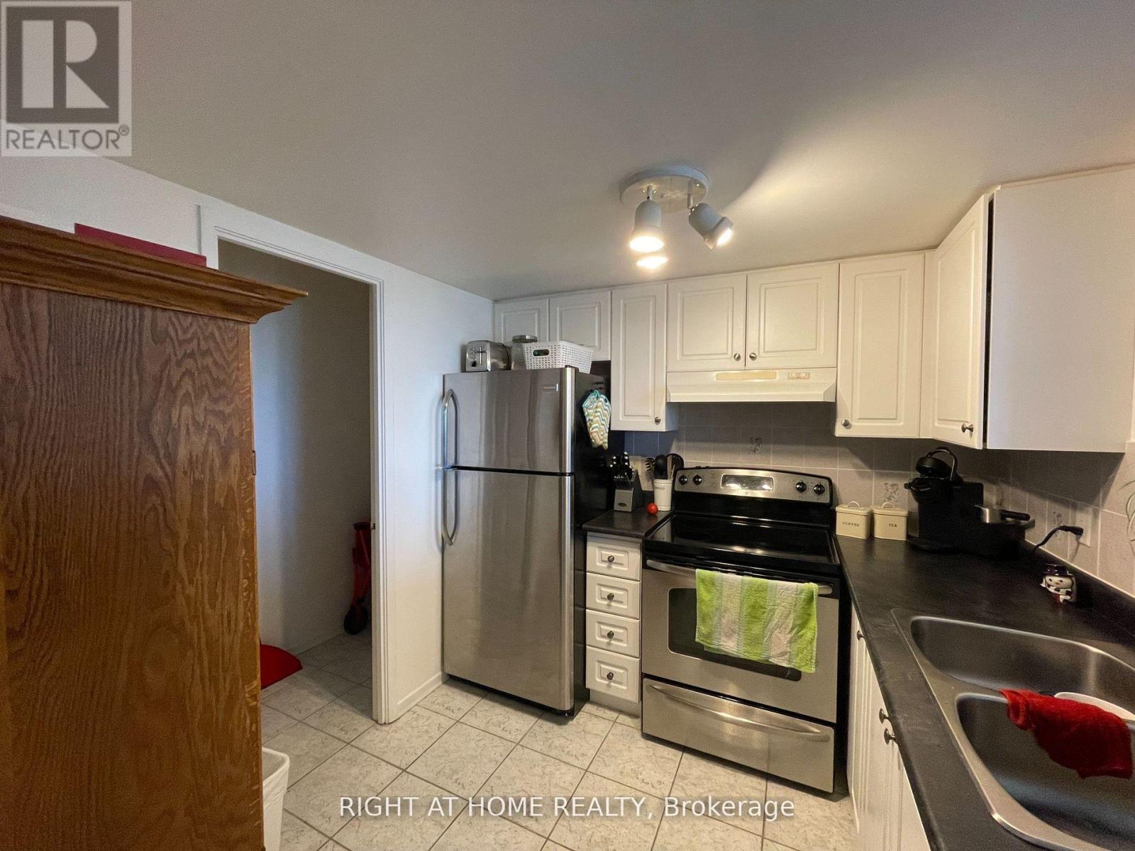 517 - 160 Wellington Street E, Aurora, Ontario  L4G 1J3 - Photo 2 - N12172392