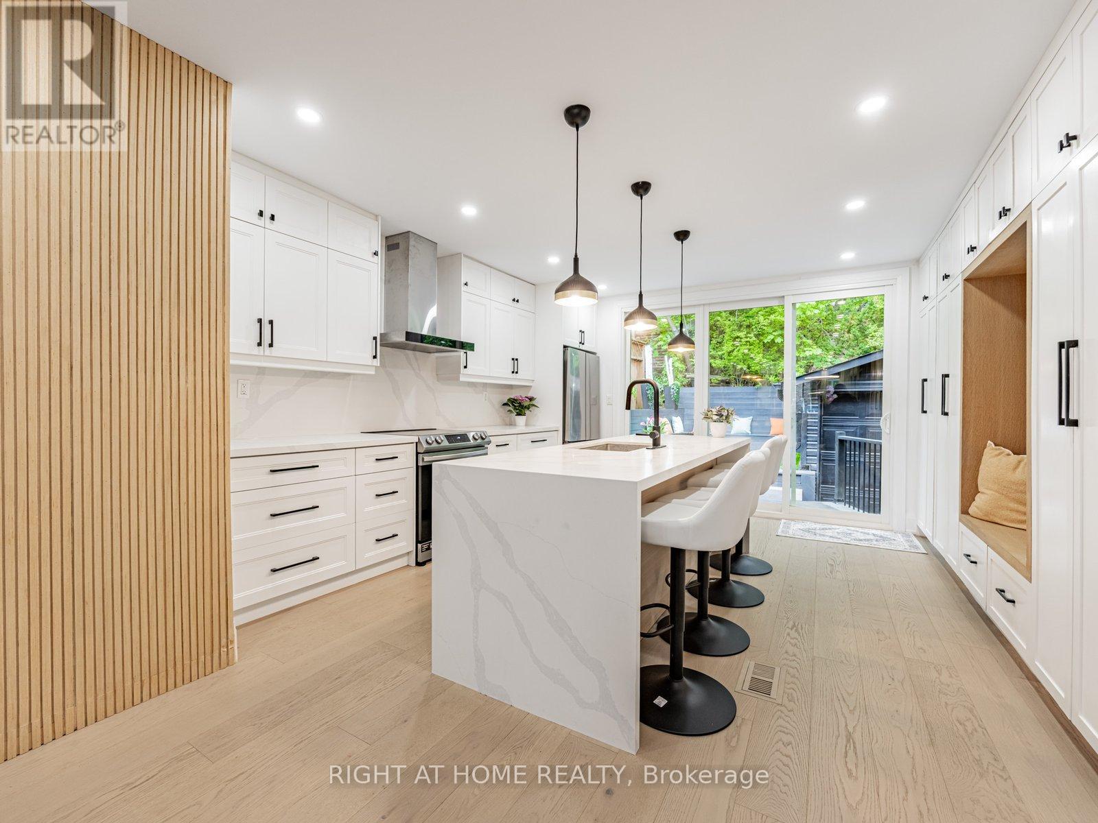 204 Clendenan Avenue, Toronto (Runnymede-Bloor West Village), Ontario  M6P 2X2 - Photo 11 - W12172350