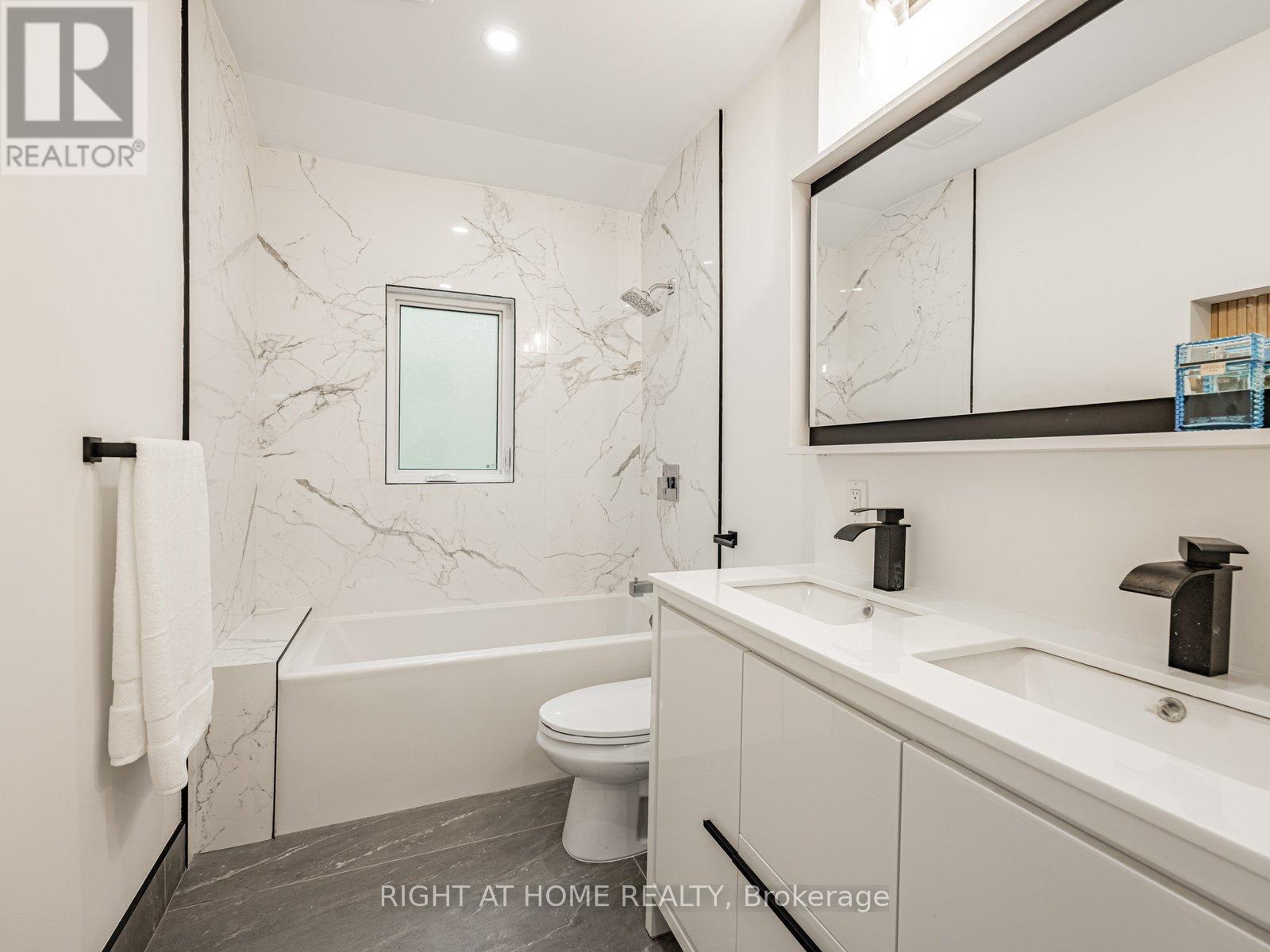 204 Clendenan Avenue, Toronto (Runnymede-Bloor West Village), Ontario  M6P 2X2 - Photo 17 - W12172350
