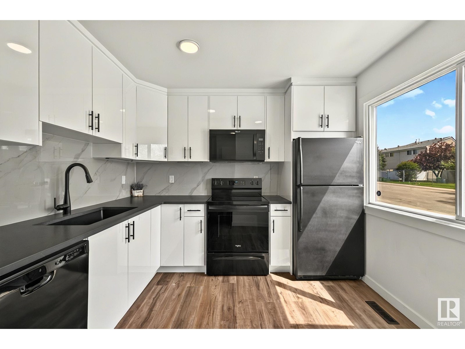 Property at 14606 54 ST NW image 1