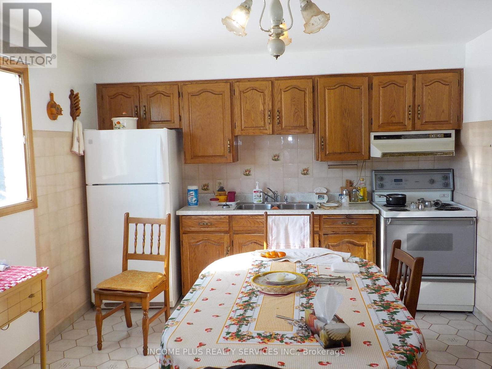 335 Ranee Avenue, Toronto, Ontario  M6A 1N9 - Photo 4 - W12048082