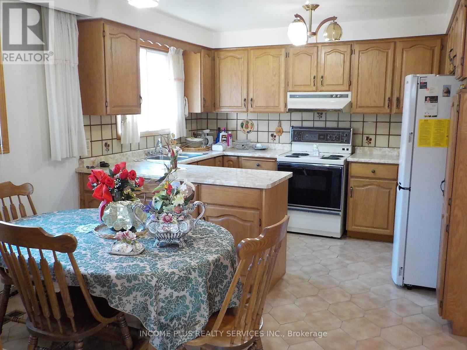 335 Ranee Avenue, Toronto, Ontario  M6A 1N9 - Photo 5 - W12048082