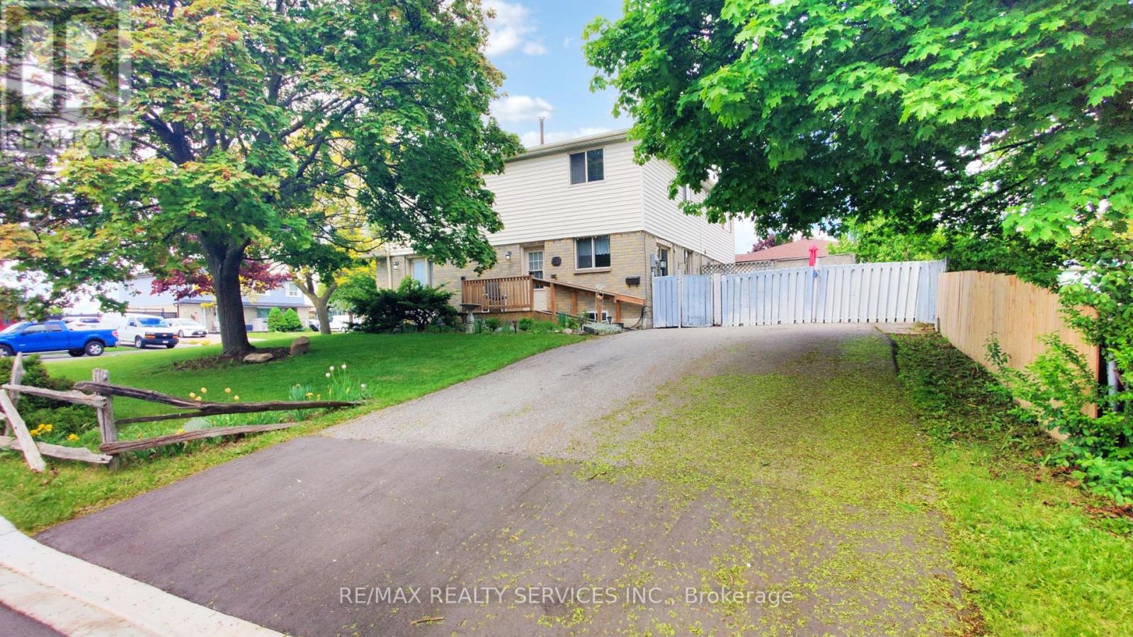 29 Gulliver Crescent, Brampton, Ontario  L6S 1T1 - Photo 4 - W12172401