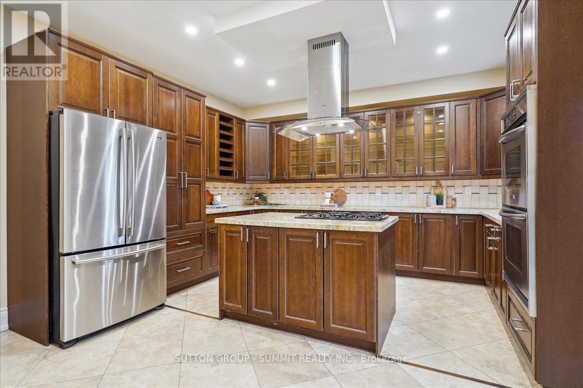 137 Eaglewood Boulevard, Mississauga, Ontario  L5G 1V8 - Photo 10 - W12172499