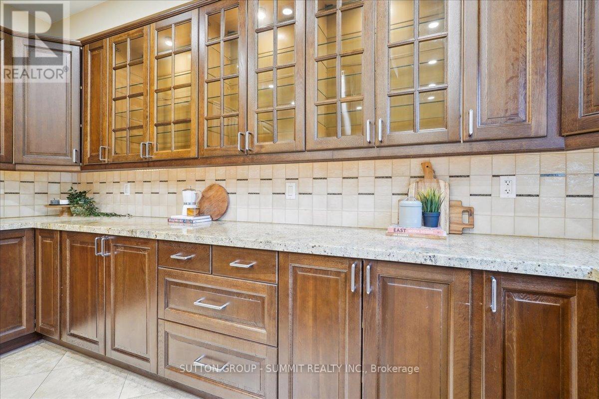 137 Eaglewood Boulevard, Mississauga, Ontario  L5G 1V8 - Photo 12 - W12172499