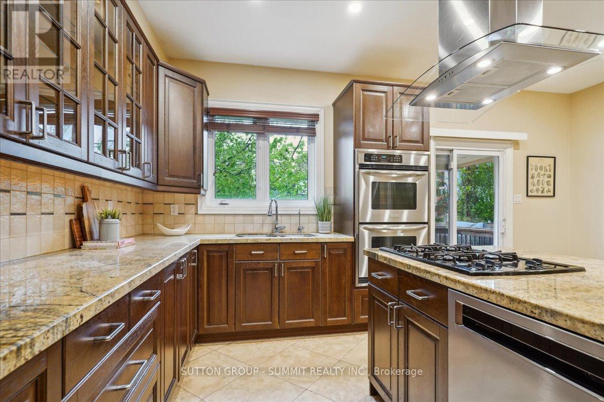 137 Eaglewood Boulevard, Mississauga, Ontario  L5G 1V8 - Photo 13 - W12172499