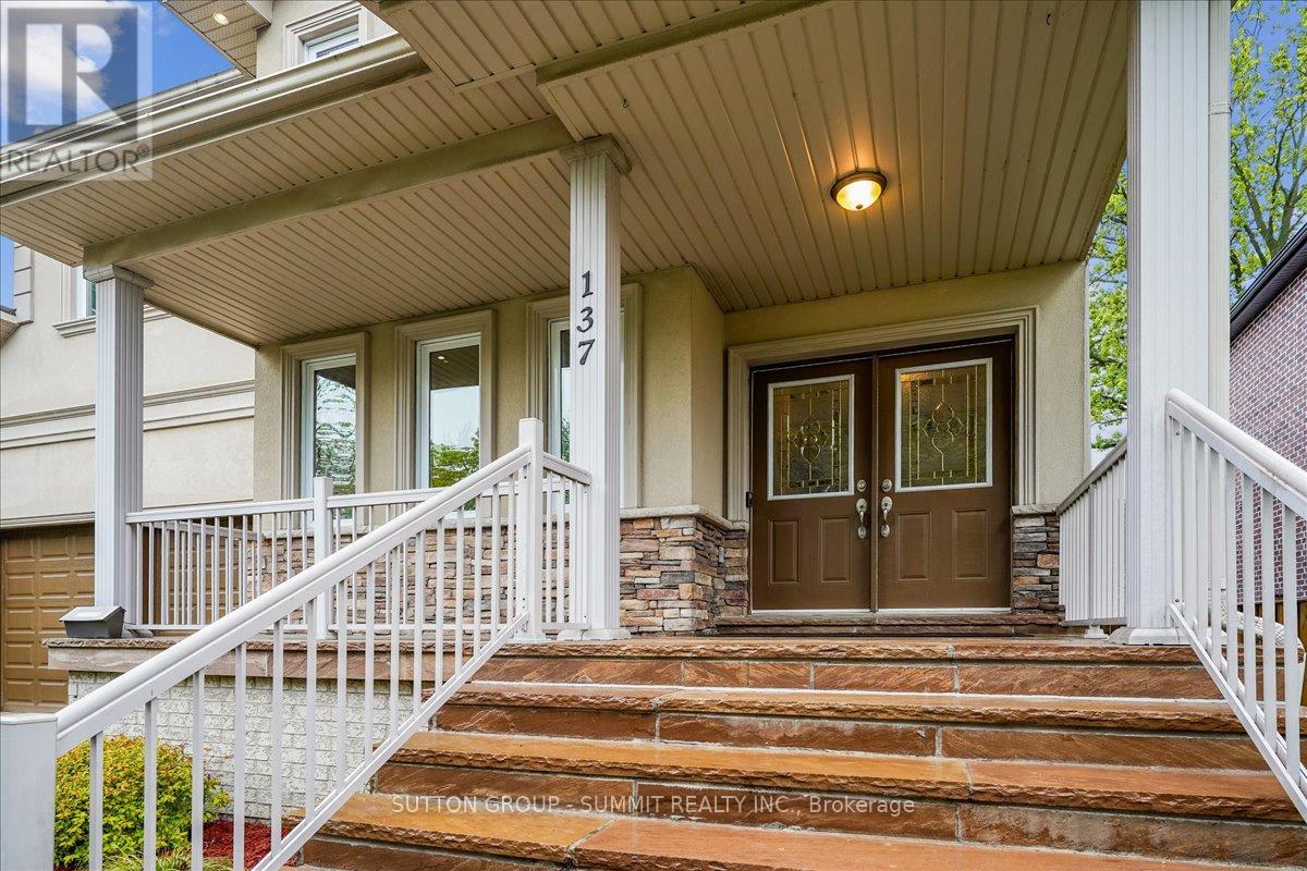 137 Eaglewood Boulevard, Mississauga, Ontario  L5G 1V8 - Photo 2 - W12172499