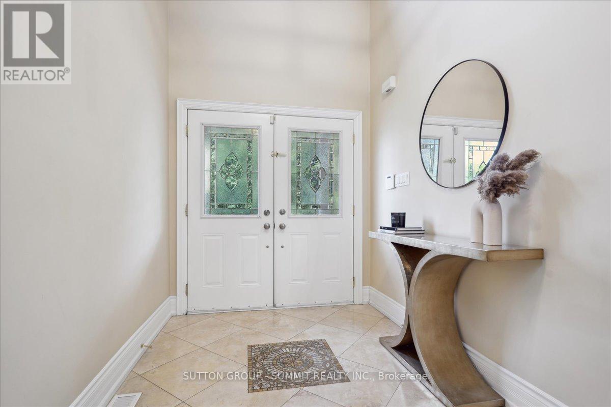 137 Eaglewood Boulevard, Mississauga, Ontario  L5G 1V8 - Photo 3 - W12172499