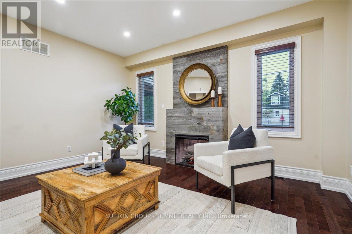 137 Eaglewood Boulevard, Mississauga, Ontario  L5G 1V8 - Photo 6 - W12172499