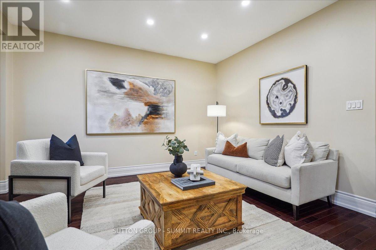 137 Eaglewood Boulevard, Mississauga, Ontario  L5G 1V8 - Photo 8 - W12172499