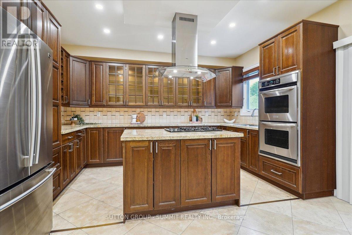 137 Eaglewood Boulevard, Mississauga, Ontario  L5G 1V8 - Photo 9 - W12172499