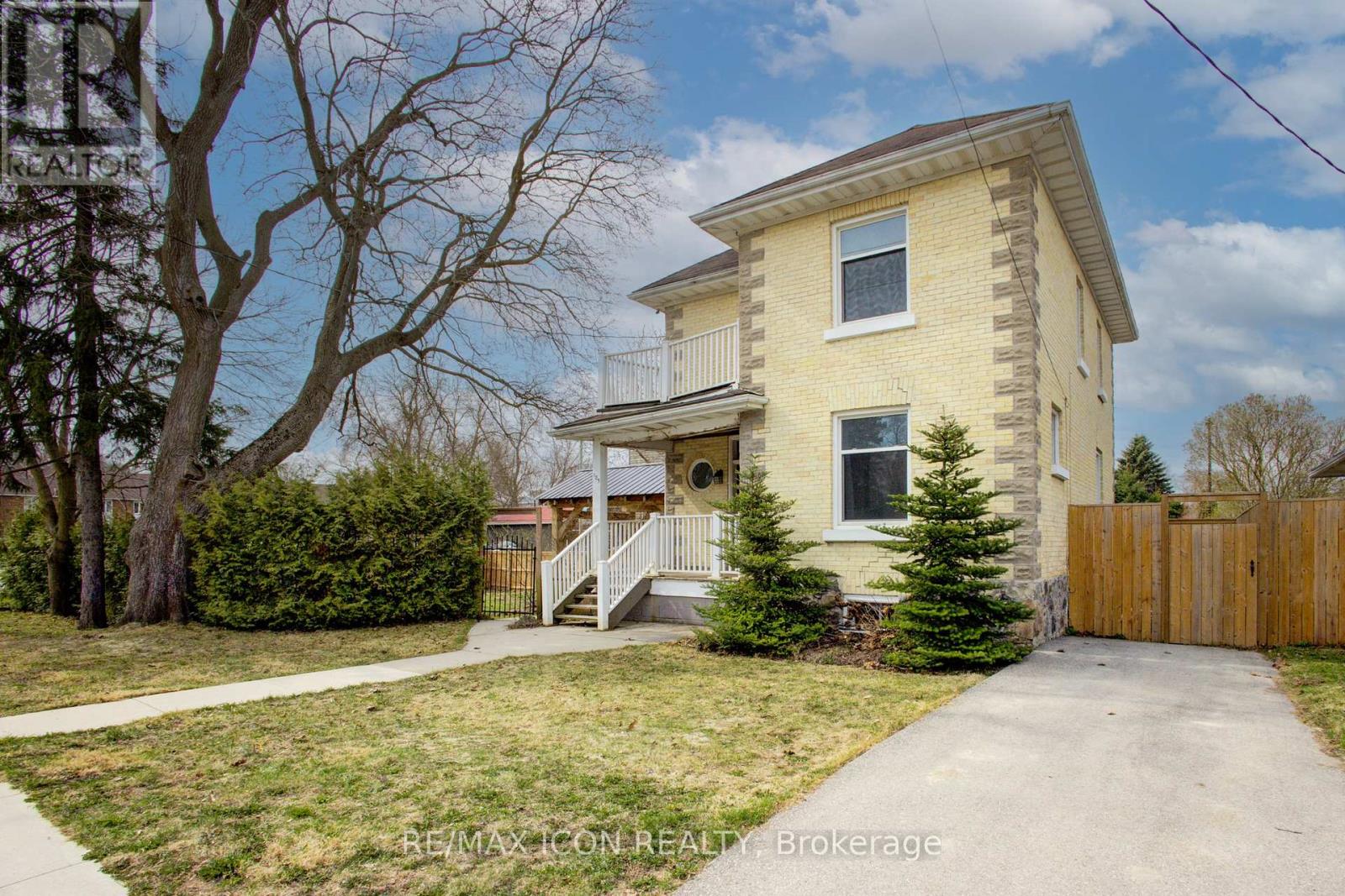 Property at 185 FERGUS STREET S image 2