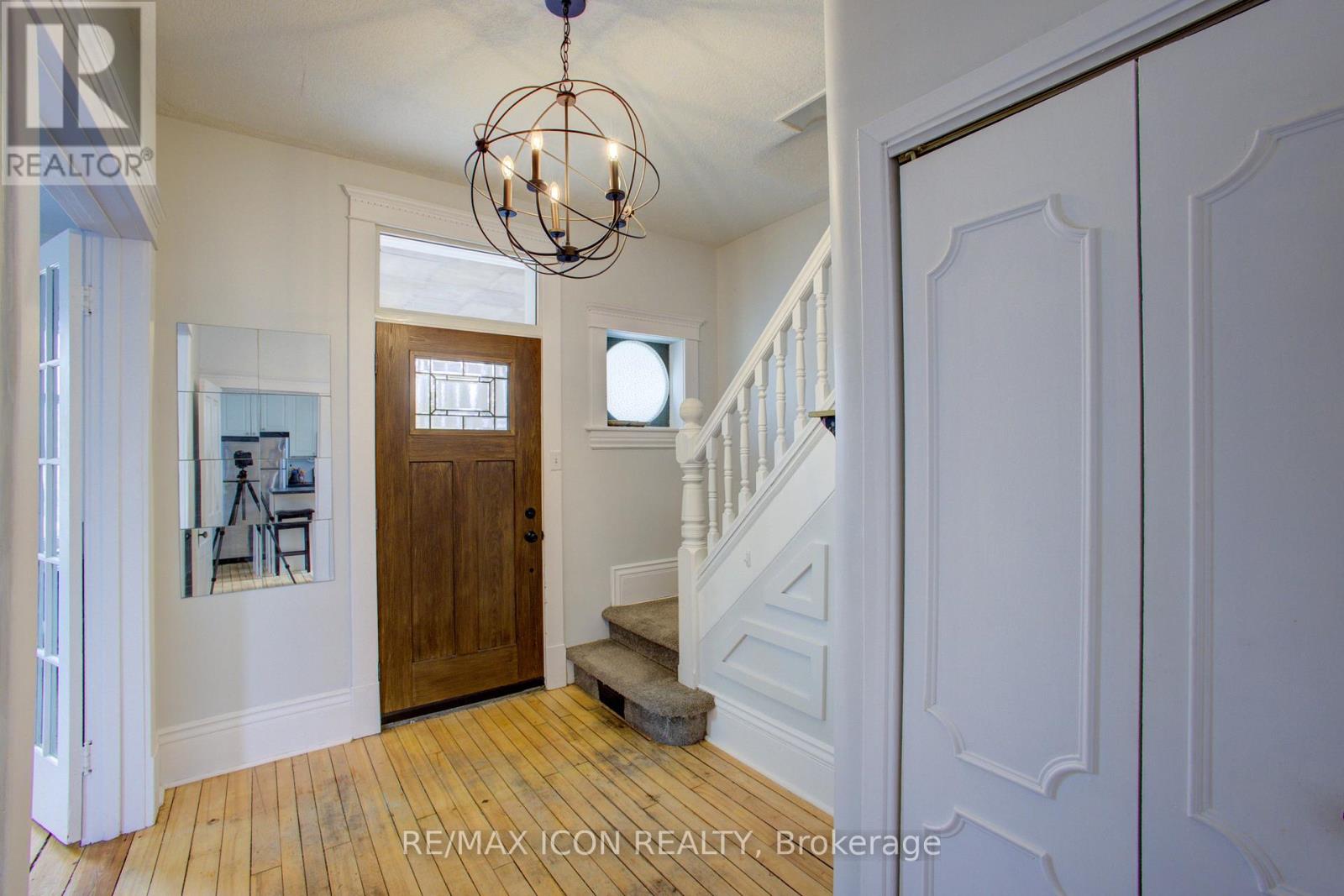 Property at 185 FERGUS STREET S image 5