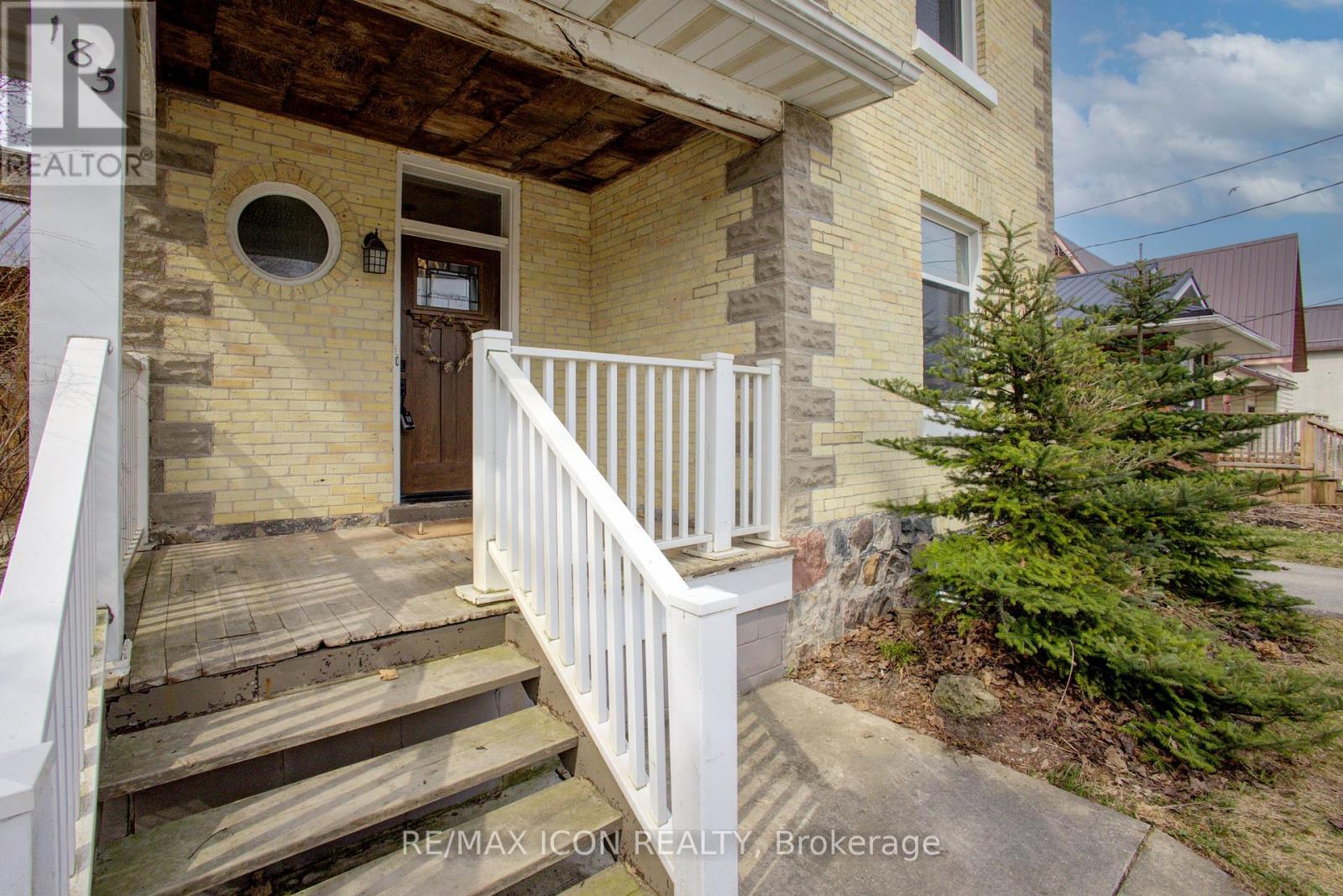 Property at 185 FERGUS STREET S image 3