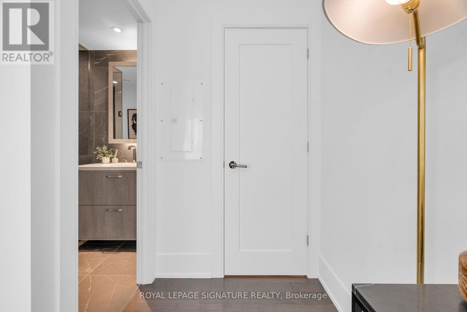 608 - 455 Wellington Street, Toronto, Ontario  M5V 0V8 - Photo 33 - C12163487