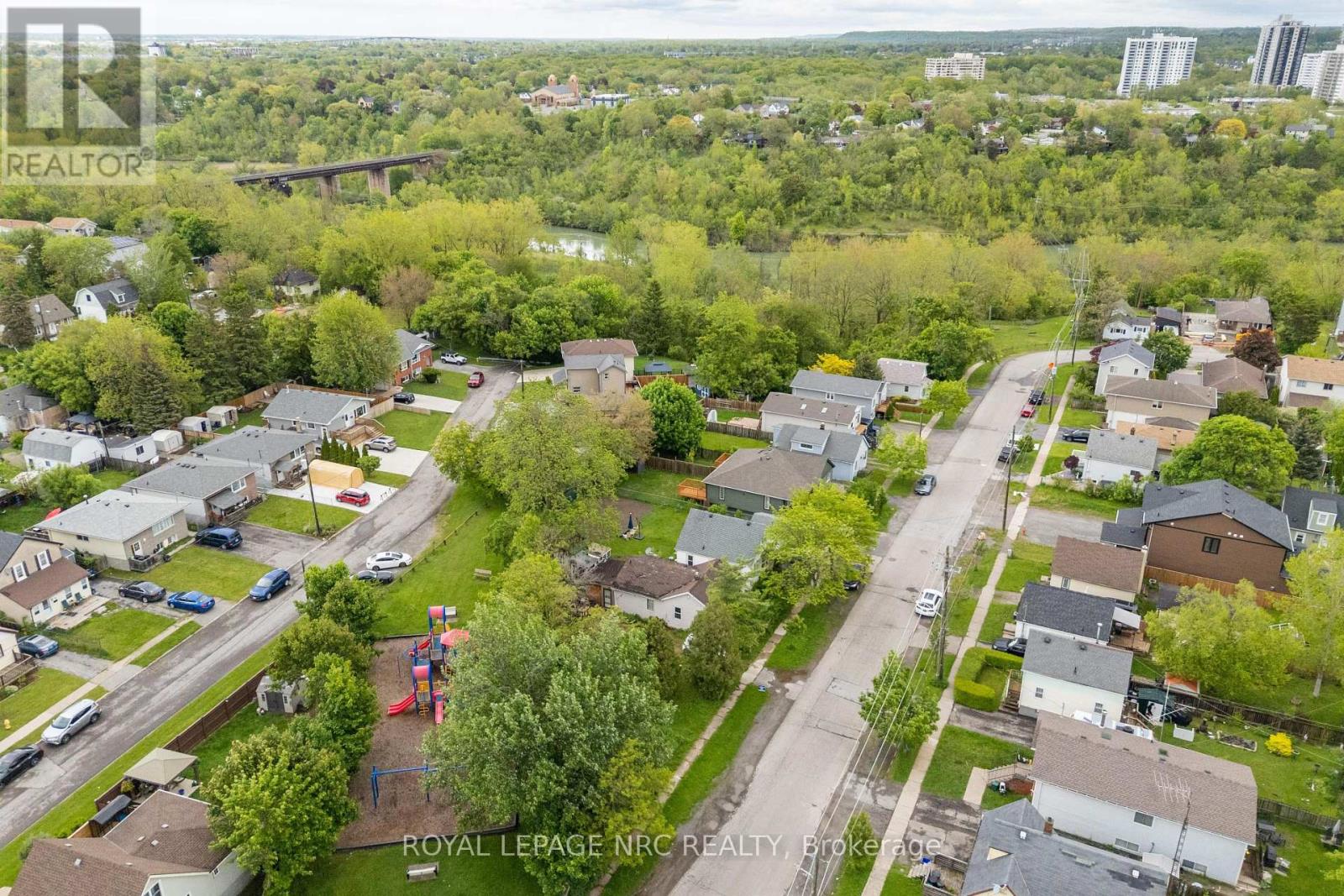 12 Bailey Street, St. Catharines, Ontario  L2S 1J4 - Photo 5 - X12172725