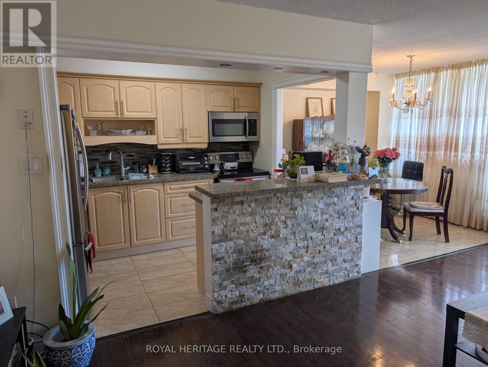 302 - 1815 O'connor Drive, Toronto (Victoria Village), Ontario  M4A 2P9 - Photo 3 - C12172599
