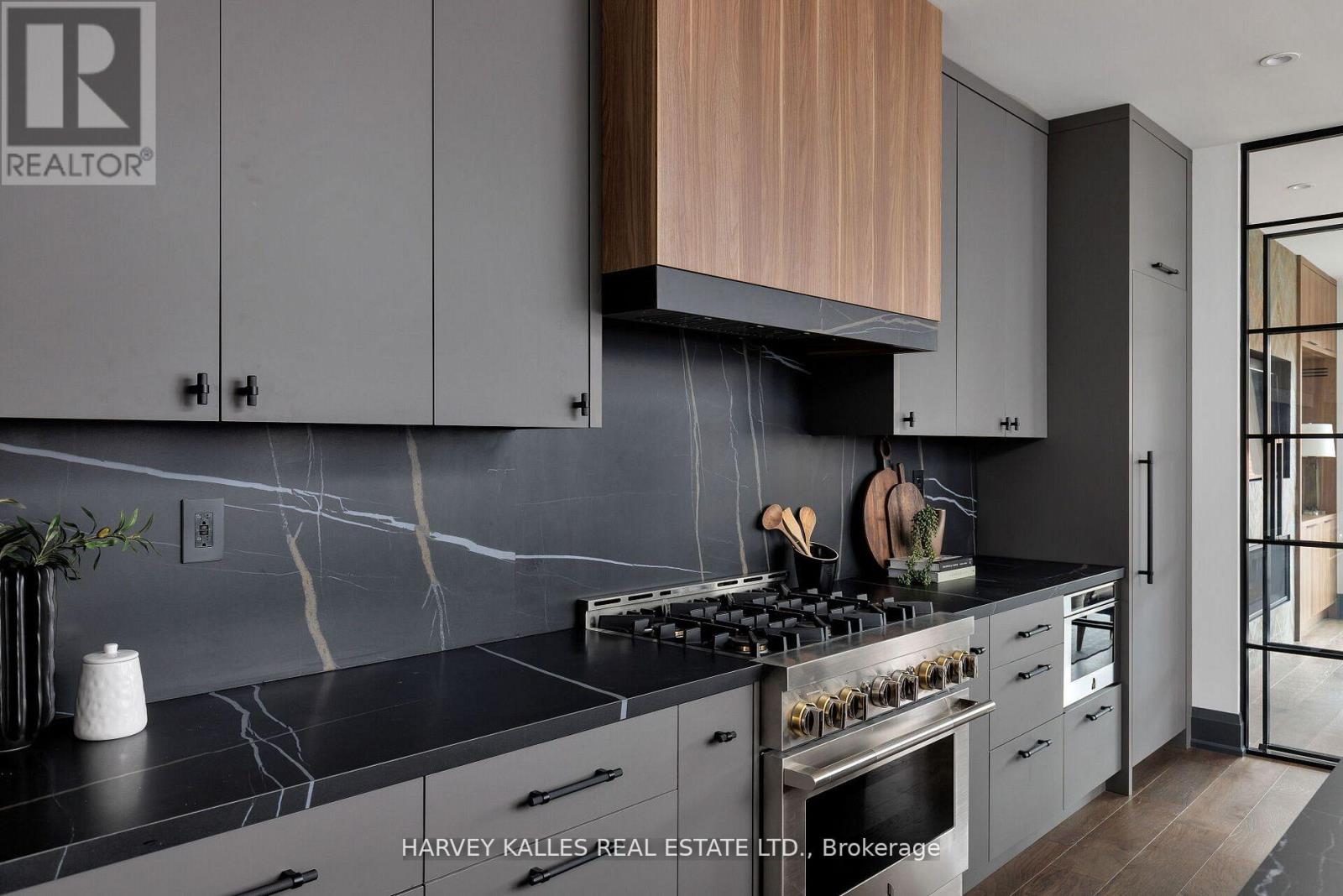 498 Roxton Road, Toronto, Ontario  M6G 3R4 - Photo 10 - C12172621