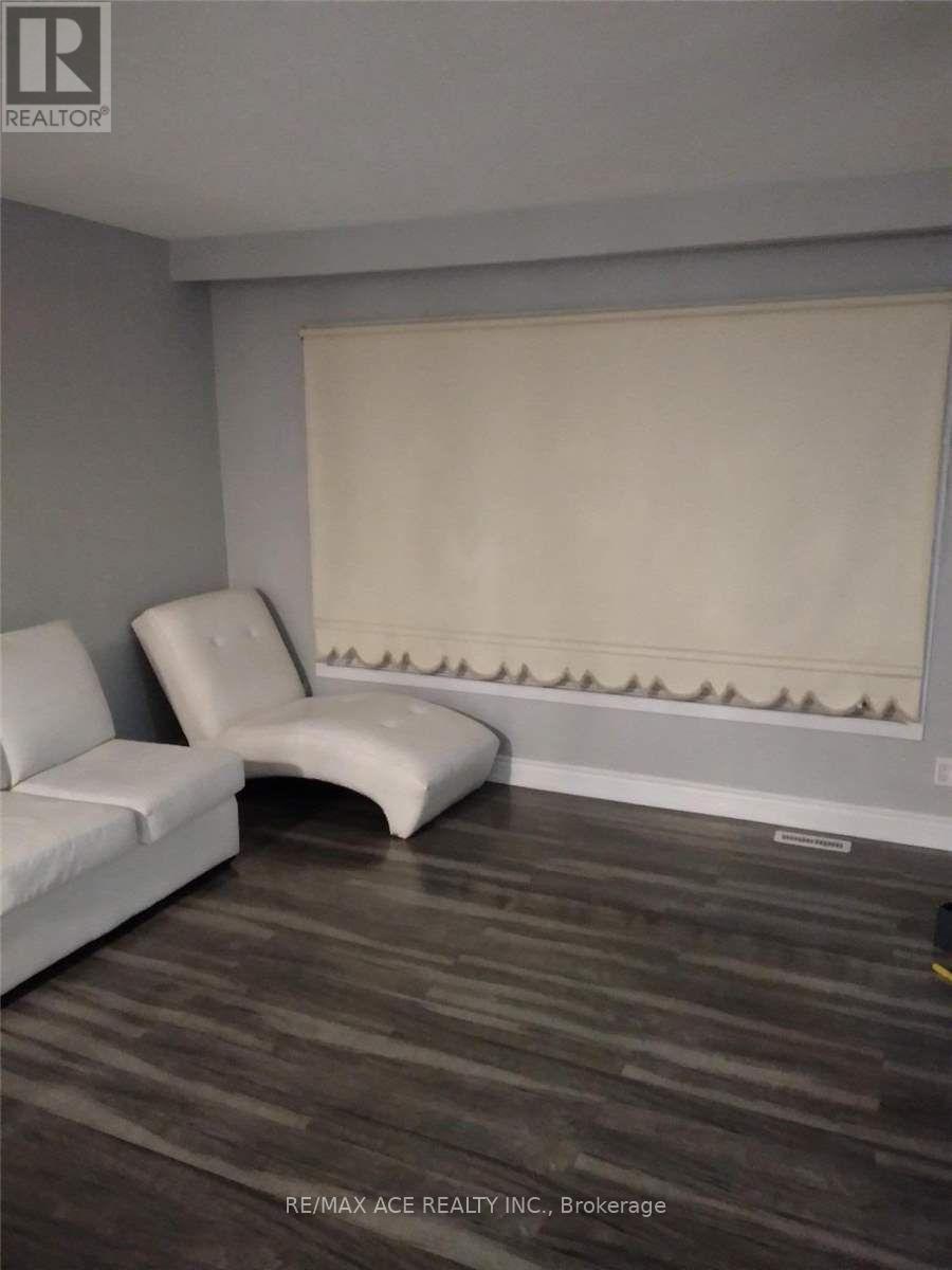 Main - 7022 Chigwel Court, Mississauga, Ontario  L4T 1N4 - Photo 4 - W12163979