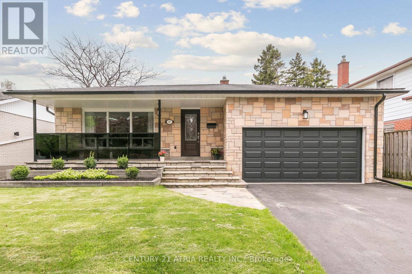 <div class="slider-price">$1,096,900</div><p>17 Janellan Terrace, Toronto, Ontario</p>