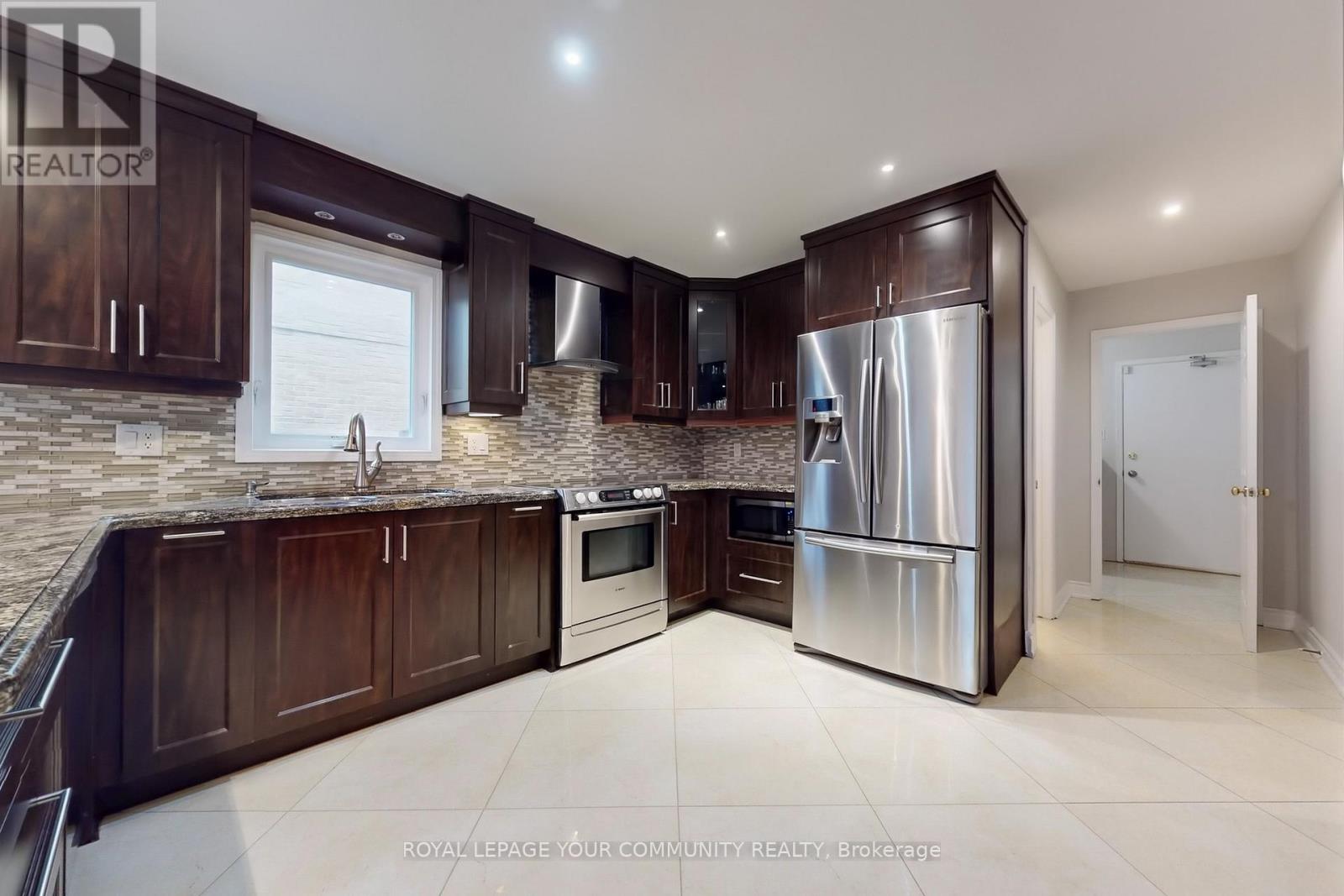 73 Highgrove Crescent, Richmond Hill, Ontario  L4C 7W7 - Photo 4 - N12172699