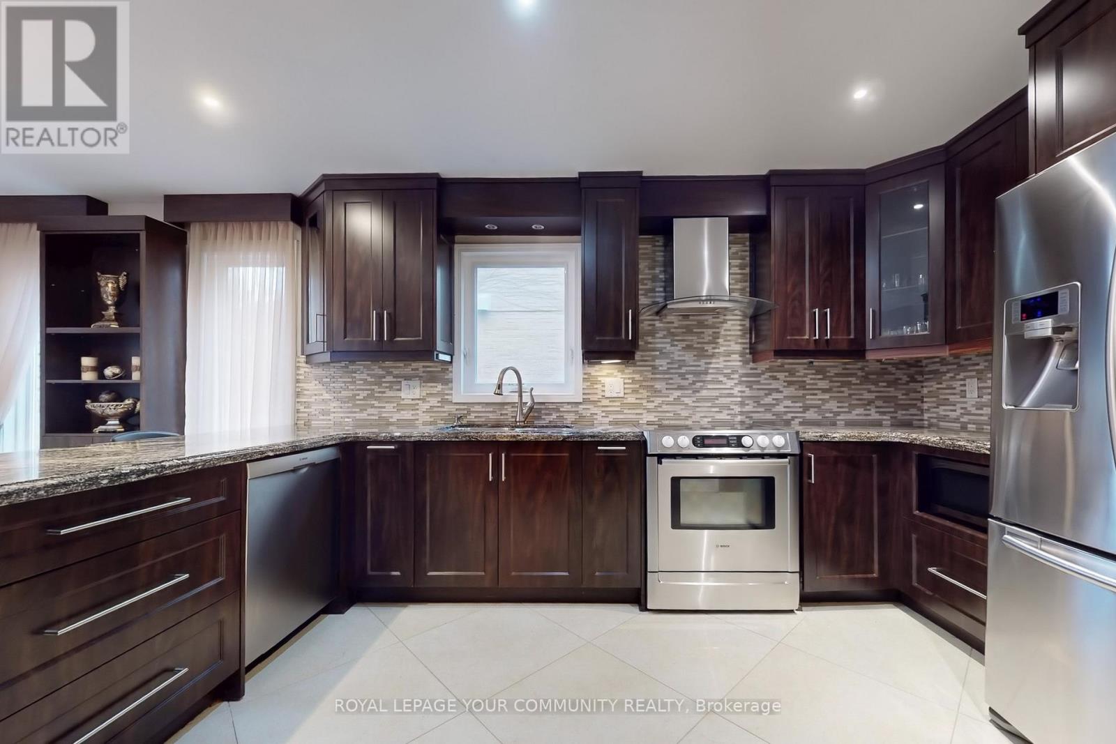 73 Highgrove Crescent, Richmond Hill, Ontario  L4C 7W7 - Photo 6 - N12172699